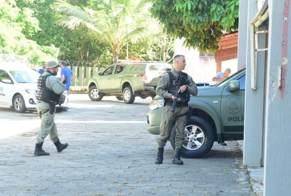 kauã e Joaquim: policiais fazem a segurança na chegada do acusado, Georgeval Alves, no tribunal