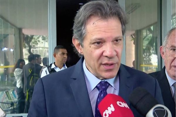 Ministro Fernando Haddad (Fazenda) falou a jornalistas sobre a taxação de importações nesta terça-feira (18) em frente à sede da pasta