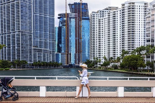 Mulher caminha pela Brickell Key Drive em Miami, na Flórida (EUA)