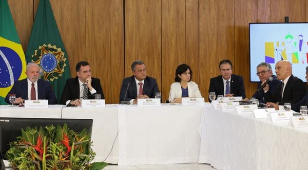 Presidente Lula reunido com ministros, governadores, prefeitos e parlamentares para discutirem políticas de proteção do ambiente escolar.