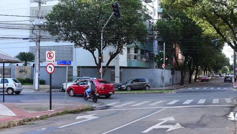 Abertura de cruzamento entre rua Carijós e avenida Hugo Viola, em Jardim da Penha