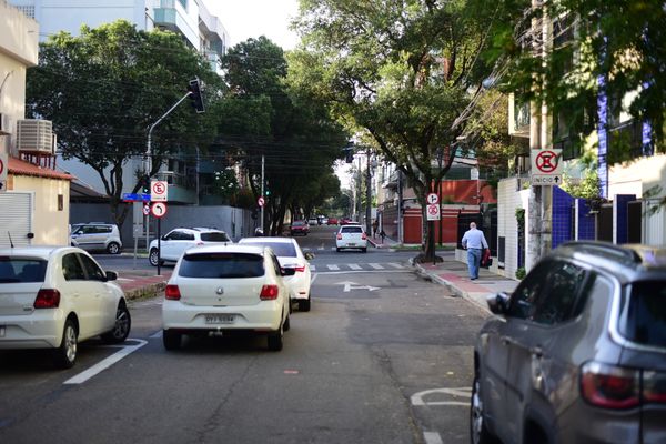 Abertura de cruzamento entre rua Carijós e avenida Hugo Viola, em Jardim da Penha