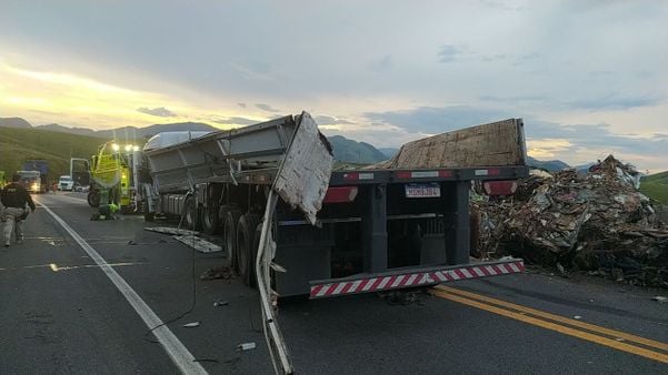 Carreta estava carregada com sucata