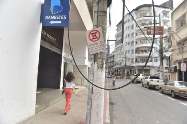 Fios soltos na Rua Graciano Neves, Centro de Vitória por Ricardo Medeiros