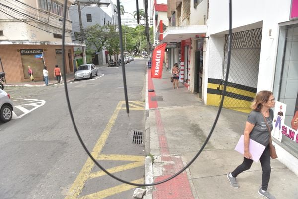 Fios soltos na Rua Graciano Neves, Centro de Vitória por Ricardo Medeiros