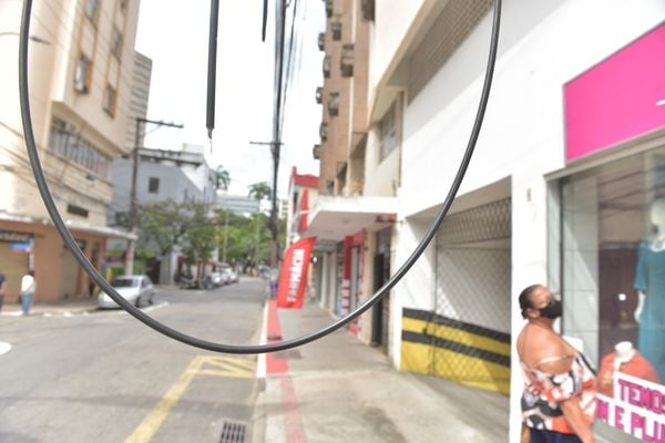 Fios soltos na Rua Graciano Neves, Centro de Vitória por Ricardo Medeiros