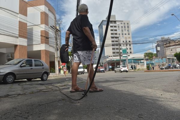 Fios soltos na Rua Ferreira Coelho, Praia do Suá, Vitória por Ricardo Medeiros