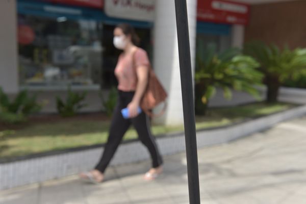 Fios soltos na Rua Ferreira Coelho, Praia do Suá, Vitória por Ricardo Medeiros