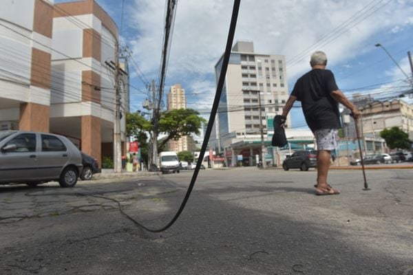 Fios soltos na Rua Ferreira Coelho, Praia do Suá, Vitória por Ricardo Medeiros