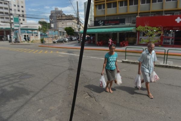 Fios soltos na Rua Ferreira Coelho, Praia do Suá, Vitória por Ricardo Medeiros