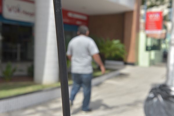 Fios soltos na Rua Ferreira Coelho, Praia do Suá, Vitória por Ricardo Medeiros