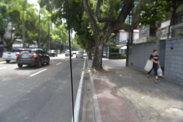 Fios soltos na Rua Desembargador Santos Neves, Praia do Canto, Vitória por Ricardo Medeiros