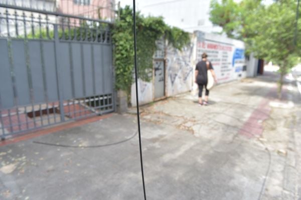 Fios soltos na Rua Desembargador Santos Neves, Praia do Canto, Vitória por Ricardo Medeiros