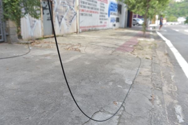 Fios soltos na Rua Desembargador Santos Neves, Praia do Canto, Vitória por Ricardo Medeiros