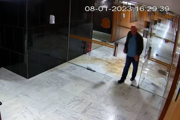Imagens mostram ministro do GSI, general Gonçalves Dias, durante invasão ao Palácio do Planalto, em 8 de janeiro de 2023