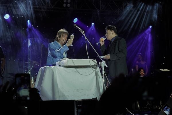 Roberto Carlos brinda com os fãs os seus 82 anos após o parabéns no show de Cachoeiro de Itapemirim