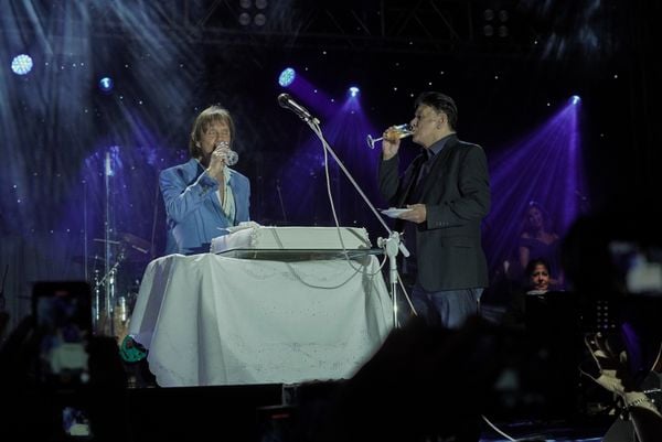 Roberto Carlos brinda com os fãs os seus 82 anos após o parabéns no show de Cachoeiro de Itapemirim por Kaique Dias