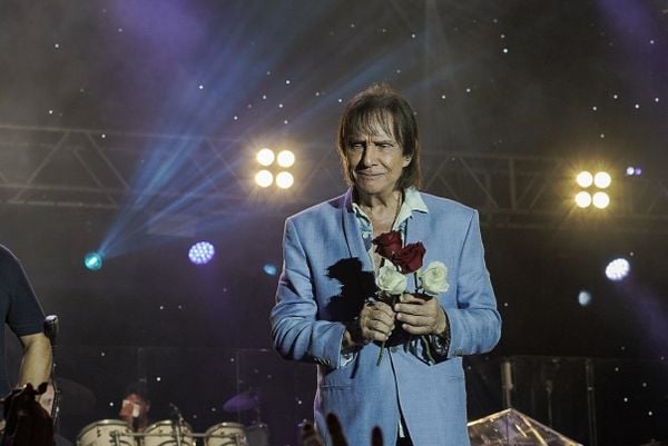 Roberto Carlos entregando as rosas aos fãs no show de 82 anos em Cachoeiro de Itapemirim