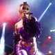 Anitta anuncia músicas novas em português