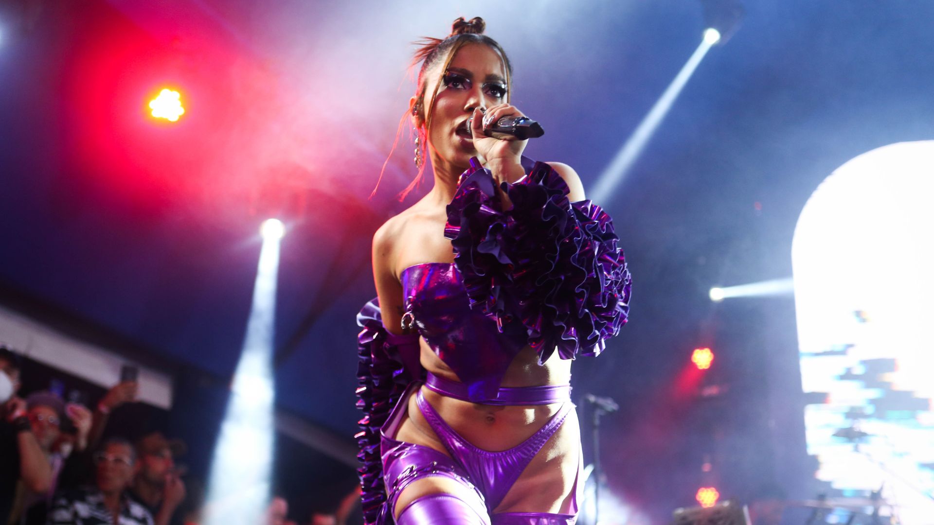 Anitta aposta em visual 90´s para show em Miami, nos Estados