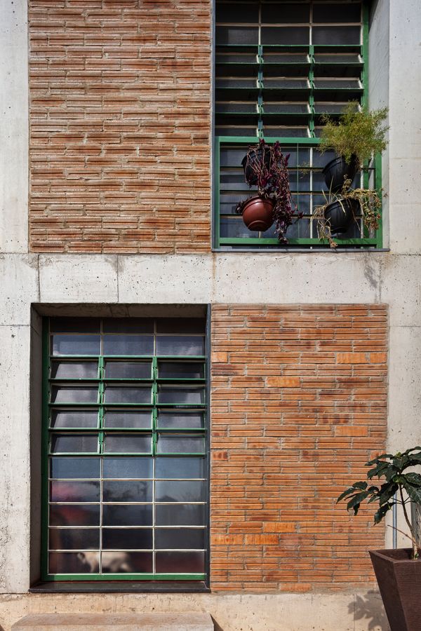 Localizado no maior aglomerado de favelas de Belo Horizonte, em Minas Gerais, o projeto do Coletivo Levante venceu o prêmio de "Casa do Ano" por Leonardo Finotti