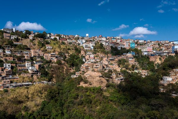 A casa foi implantada em um terreno anguloso, de aproximadamente 70m²  por Leonardo Finotti