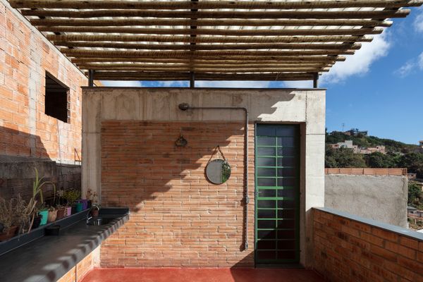 Neste caso, a ideia foi garantir melhor inércia térmica para a casa, já que com assentamento na horizontal, a largura da parede será correspondente à maior dimensão do bloco.  por Leonardo Finotti