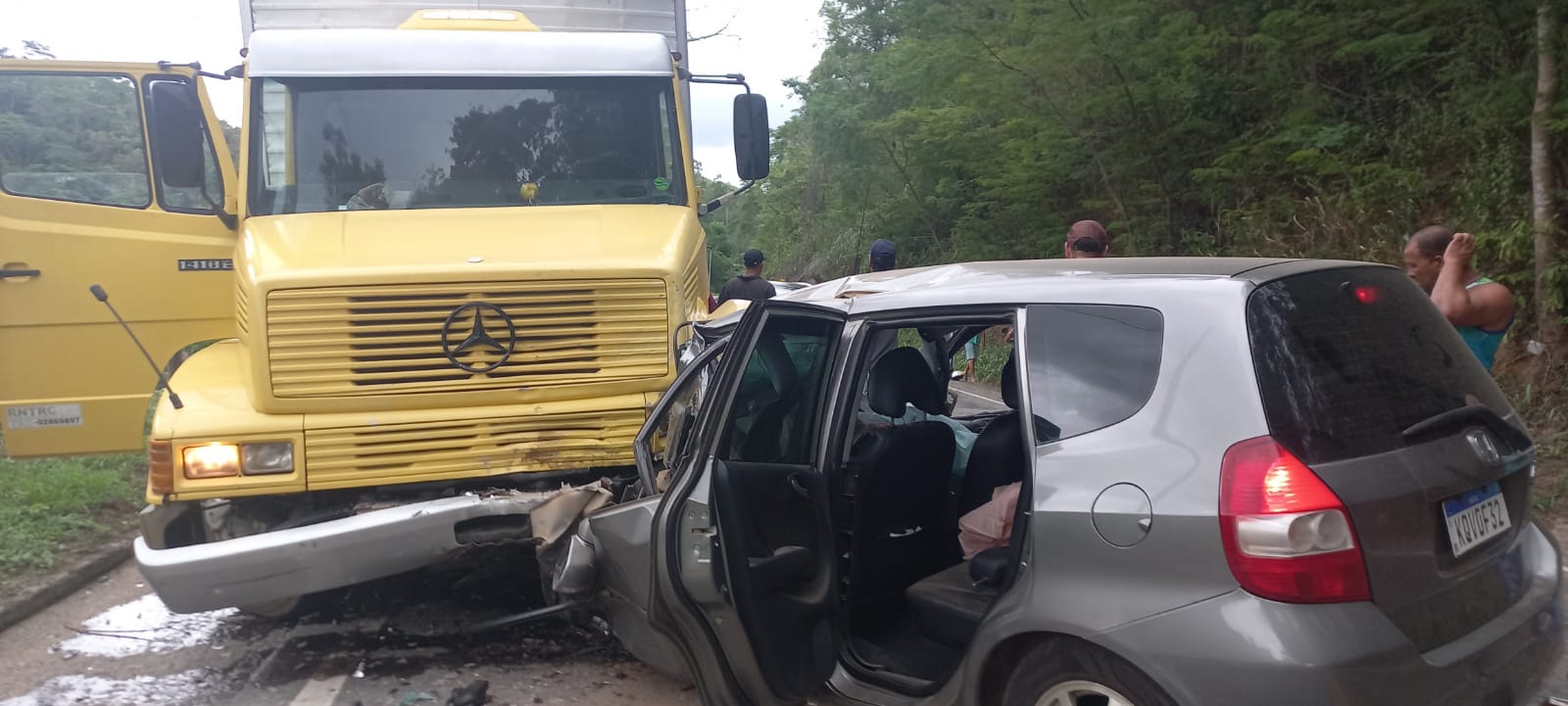 A Gazeta Mulher morre em acidente entre carro e caminhão em Cachoeiro