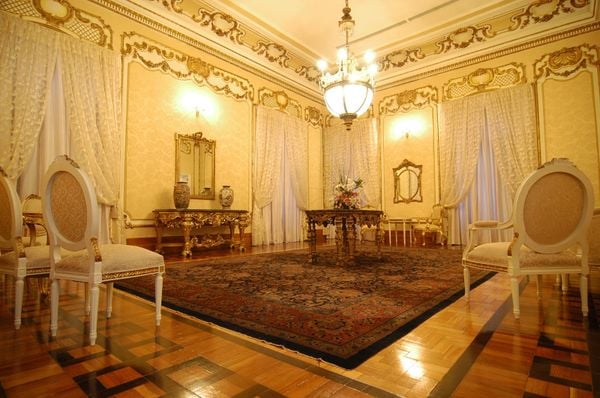 Móveis do Salão Dourado do Palácio Anchieta por Gabriel Lordêllo