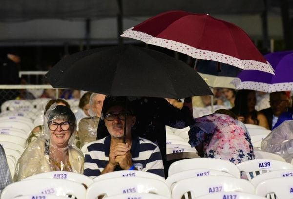 Fãs chegando para o show de Roberto Carlos na Praça do Papa por Carlos Alberto Silva