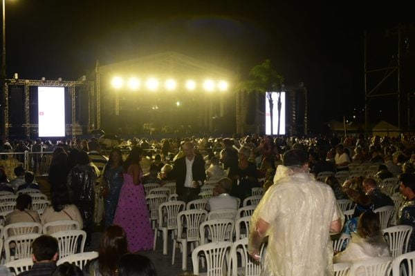 Fãs começam a chegar para o show de Roberto Carlos, na Praça do Papa, em Vitória por Carlos Alberto Silva