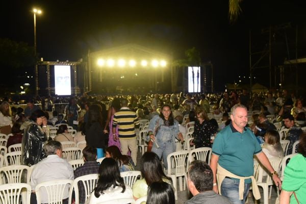 Fãs começam a chegar para o show de Roberto Carlos, na Praça do Papa, em Vitória por Carlos Alberto Silva