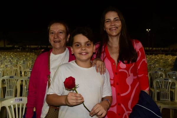 Joaquim Pagiola, de 11 anos, pegou uma das rosas do show de Roberto Carlos, em Vitória. Ele foi com a avó e a mãe, Fabiana Pagiola