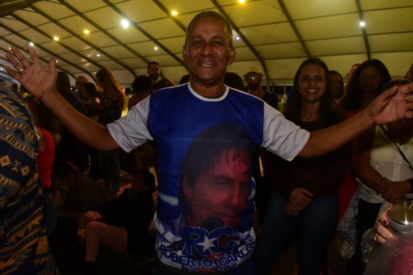 Rei na Praça do Papa: Adeilson Pereira (55) é operador de máquinas e fã do Roberto Carlos desde os 11 anos