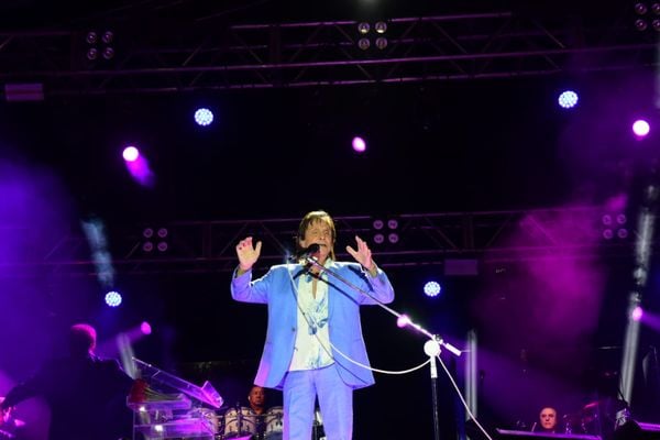 Roberto Carlos se apresenta na Praça do Papa, em Vitória, dois dias após comemorar 82 anos em Cachoeiro