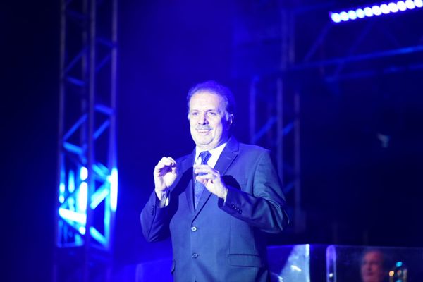 Roberto Carlos se apresenta na Praça do Papa, em Vitória, dois dias após comemorar 82 anos em Cachoeiro por Carlos Alberto Silva