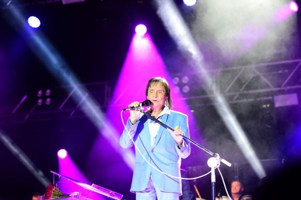 Roberto Carlos se apresenta na Praça do Papa, em Vitória, dois dias após comemorar 82 anos em Cachoeiro por Carlos Alberto Silva