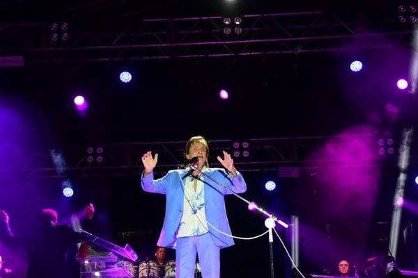 Roberto Carlos se apresenta na Praça do Papa, em Vitória, dois dias após comemorar 82 anos em Cachoeiro por Carlos Alberto Silva