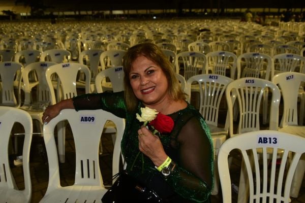 Eunice Goulart, de Campinas (SP), pegou duas rosas no show de Roberto Carlos, em Vitória. No de Cachoeiro, ela saiu com quatro flores