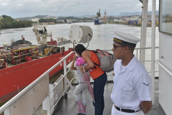 Filas para visitar navios da Marinha no porto por Ricardo Medeiros
