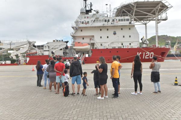 Filas para visitar navios da Marinha no porto por Ricardo Medeiros