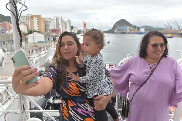 Filas para visitar navios da Marinha no porto por Ricardo Medeiros