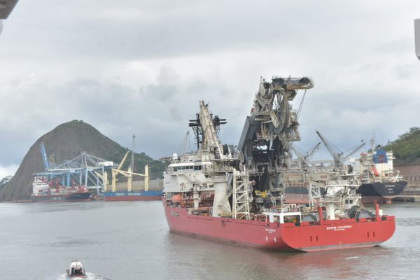 Filas para visitar navios da Marinha no porto por Ricardo Medeiros