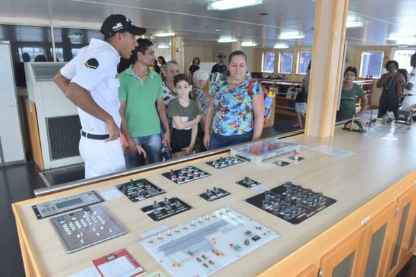 Filas para visitar navios da Marinha no porto por Ricardo Medeiros