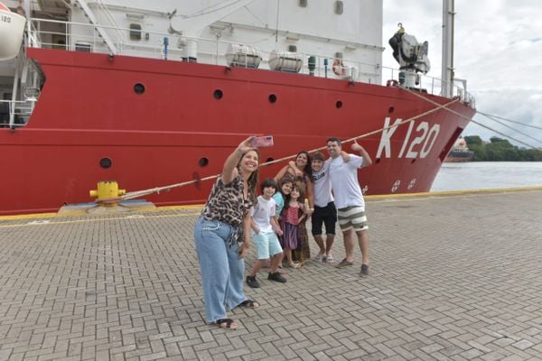 Filas para visitar navios da Marinha no porto por Ricardo Medeiros