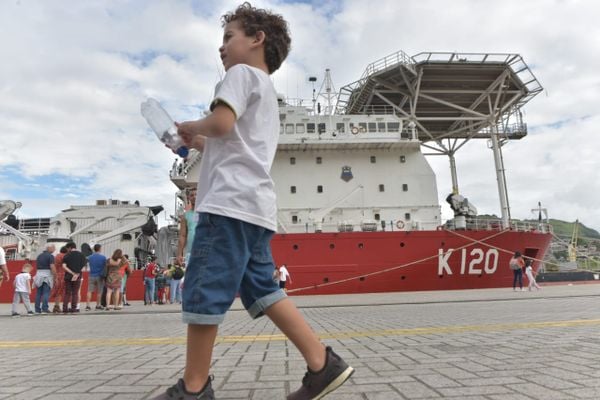Filas para visitar navios da Marinha no porto por Ricardo Medeiros