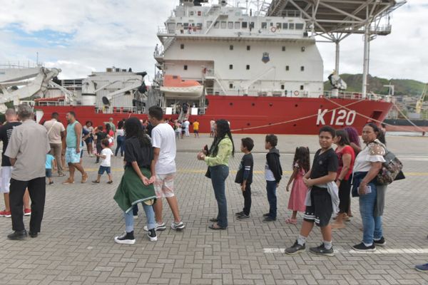 Filas para visitar navios da Marinha no porto por Ricardo Medeiros
