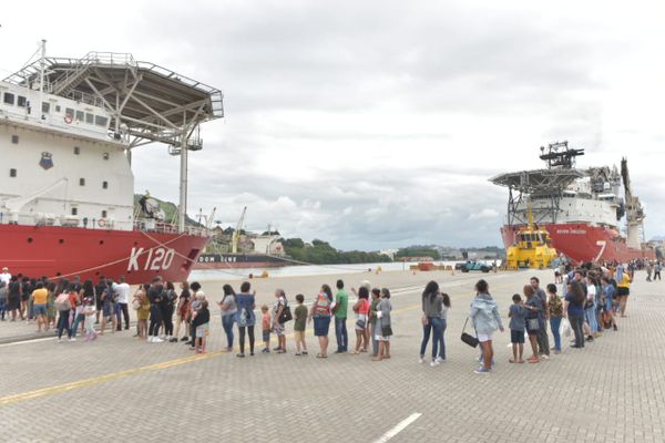 Filas para visitar navios da Marinha no porto por Ricardo Medeiros