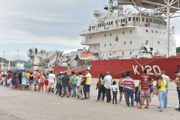 Filas para visitar navios da Marinha no porto por Ricardo Medeiros