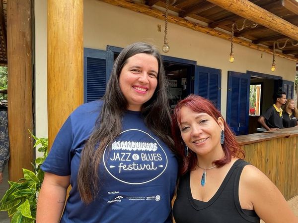 A coordenadora do Manguinhos Jazz & Blues Festival, Júlia Sodré, com a produtora do Valadares Jazz Festival (MG), Nane Bernardino: dias de muita música no charmoso balneário da Serra